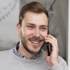 vista-frontale-dell-uomo-maglione-parlando-al-telefono